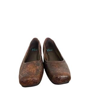 YUU Brown Slip-on Flats with Embossed Floral Pattern, Square Toe, 7M